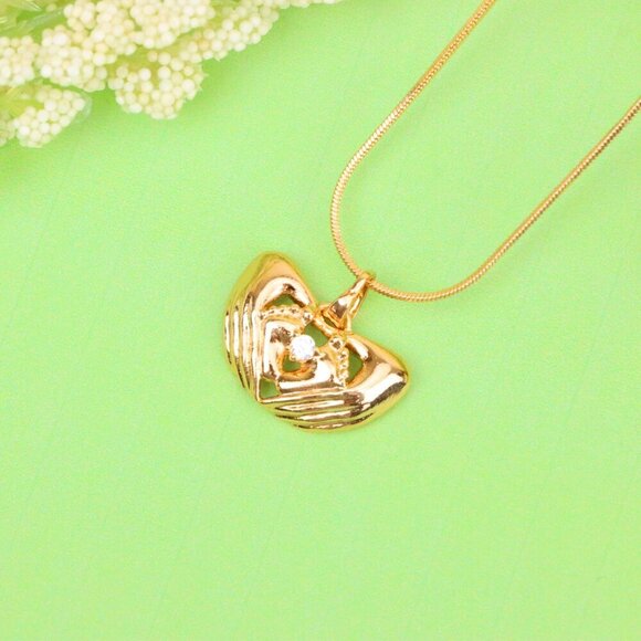 "Heart-Shaped Hand Embrace Pendant with Crystal, XPPT1584 - Picture 12 of 13